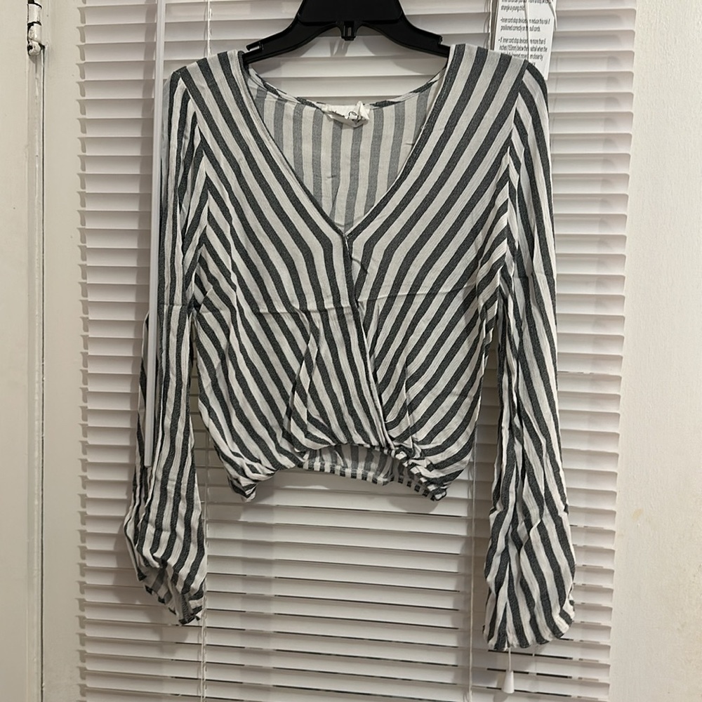 sadie & sage white grey striped v neck blouse